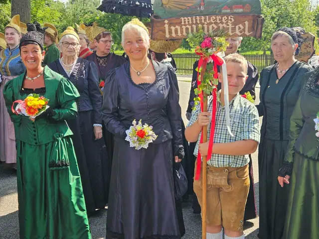 Die Rieder Goldhaubenfrauen traten gemeinsam als "Mittleres Innviertel" auf. | Foto: Berger