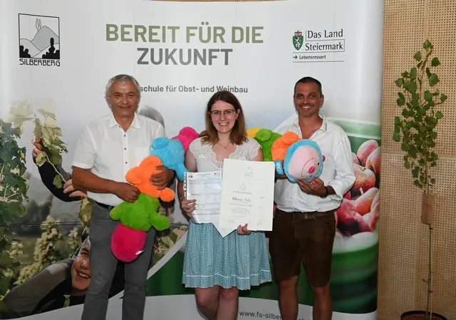 Fachvorstand Gottfried Lafer, Katharina Nuster mit der besten Abschlussarbeit 2025 und Betreuer der Abschlussarbeit Georg Innerhofer | Foto: FS Silberberg