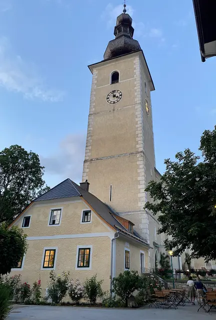  Im alten Mesnerhaus, direkt an den Kirchturm angebaut, entstand ein Bauernladen mit Cafè und Selbstbedienungsbereich. | Foto:  Fam. Lämmerer