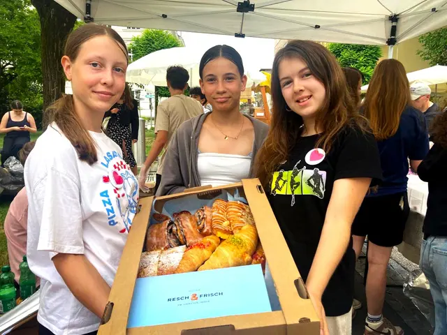 Da die selbst gebackenen Kekse und Muffins der Schüler schnell vergriffen waren, sprang Resch&amp;Frisch ein und beteiligte sich an der Spendenaktion. | Foto: Stadtmarketing Traun