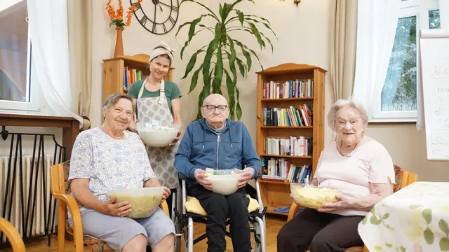 Das Kochen verbindet Generationen. | Foto: Schrapf