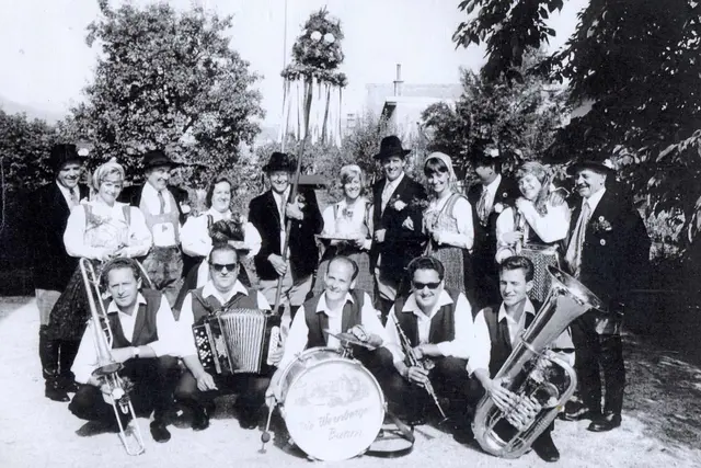 Ein Foto von einem Villacher Kirchtag aus dem Jahr 1953. Die Ladergruppe Bader machte sich bereit für die Veranstaltung. | Foto: Archiv Villacher Kirchtag