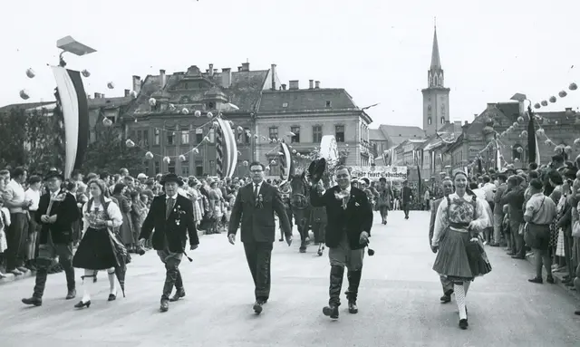 Der beliebte Kirchtagsumzug wurde jedes Jahr mit zahlreichen Besuchern und Zuschauern zelebriert. | Foto: Archiv Villacher Kirchtag