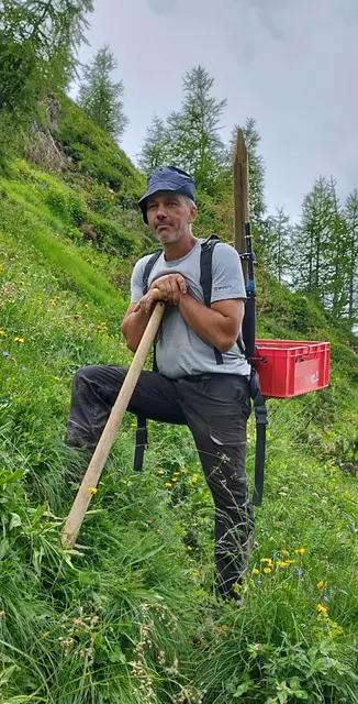 Der Obmann der Schützenkompanie Steeg, Silvan Gottselig, packte bei den Sanierungsarbeiten selbst kräftig an. | Foto: Norbert Huber