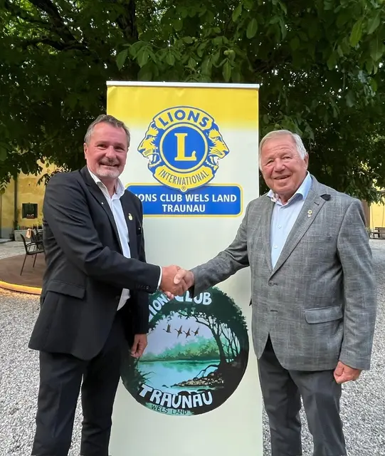 Der „Pastpräsident“ Walter Oberndorfer (r.) überreicht die Lions-Präsidentennadel an den neuen Präsidenten, Dieter Pröll, der das Clubleben mit seinem Vorstand 2025/2026 gestalten wird. | Foto: Lions