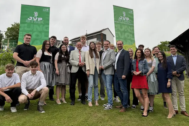 Aufstellung beim JVP Stadttag: JVP Stadtgruppenobmann Florian Beter (10.v.r) mit dem Vorstand der JVP Stadt Deutschlandsberg und den Ehrengästen JVP BO Niklas Lierzer (8.v.r.), ÖVP GR Michael Herk (1.v.r), ÖVP StPO Vize-Bürgermeister Gunther Riedlsperger (8.v.l), ÖVP StRin Sarah Kleindienst (6.v.r) und JVP LO BRin Antonia Herunter (10.v.l) | Foto: JVP