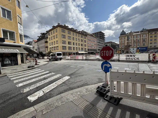 Fußgängerübergang Meranstraße, vorgeschrieben Fahrtrichtung rechts in die Wilhelm-Greil-Straße.