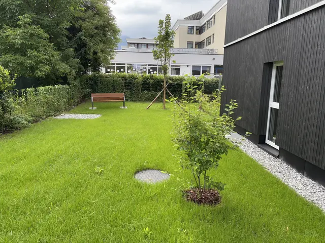 Ein kleiner Gemeinschaftsgarten für die BewohnerInnen. | Foto: Schrofner