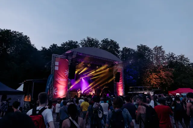 Das Opening am Samstag ist der Auftakt für einen abwechslungsreichen Sommer voller Musik, Bewegung, Kino und kreativer Formate im gesamten Stadtgebiet. So wie hier bei "Live in Salzburg" im Volksgarten 2024 | Foto: Martin&amp;Klein