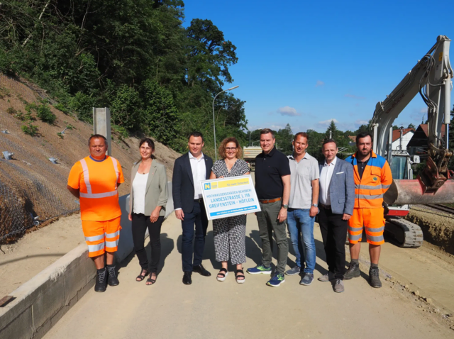 Gerhard Fleischmann (Straßenmeisterei Tulln), Helga Fucac (Ortsvorsteherin Höflein an der Donau), Landtagsabgeordneter Andreas Bors (in Vertretung von LH-Stellvertreter Udo Landbauer), Bürgermeisterin Susanna Kittinger (Marktgemeinde St. Andrä-Wördern), der Klosterneuburger Bürgermeister und Landtagsabgeordneter Christoph Kaufmann, Michael Bamberger (NÖ Straßendienst, Leiter der Straßenmeisterei Tulln), Harald Kaufmann (NÖ Straßendienst, Leiter der Straßenbauabteilung Tulln) und Roman Rauchberger (Straßenmeisterei Tulln). | Foto: NÖ Straßendienst