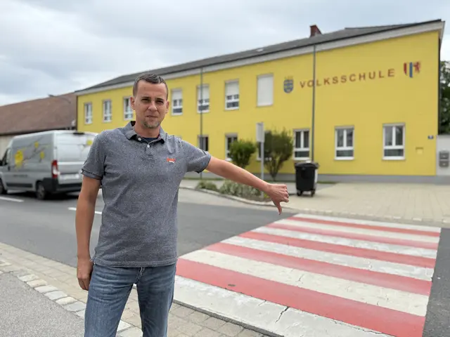 Für Roman heißt es "Daumen runter" für die fehlende Ampelanlage. | Foto: Alexander Paulus