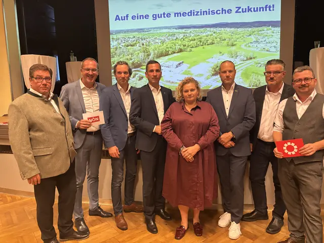 Baumeister Hermann Hofmeister, NÖN Chefredakteur Daniel Lohninger, Volker Knestel (NÖGUS), Bernhard Kadlec (LGA), Elisabeth Bräutigam (LGA), Christian Fohringer (Notruf NÖ), Filip Deimel von der Abteilung Gesundheitsstrategie des Landes Niederösterreich, MeinBezirk Chefredakteur Oswald Hicker. | Foto: Bernhard Schabauer