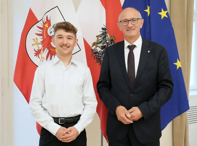 Landeshauptmann Anton Mattle begrüßte den neuen ÖH-Vorsitzenden Julian Herb im Landhaus und gratulierte ihm persönlich zur Wahl. | Foto: Land Tirol/Neuner