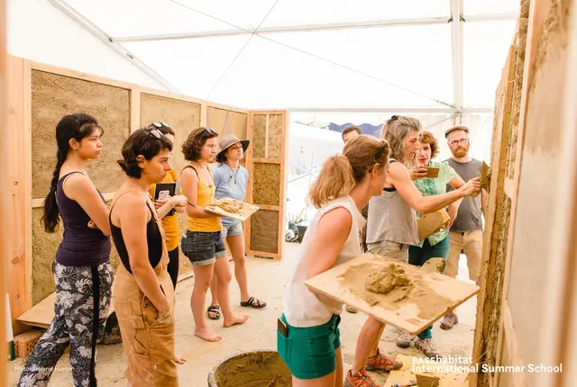 Noch bis 20. Juli widmet sich die Summer School von BASEhabitat der Kunstuniversität Linz dem nachhaltigen Bauen mit Lehm und Pflanzenfasern. | Foto: SummerSchool/Stefanie Hueber