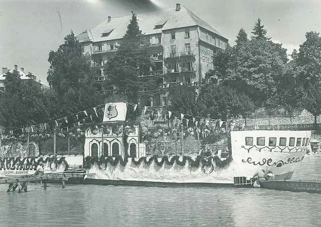 Der Dampfer mit dem ganz besonderen Namen „Draustädter“ ankerte während des Kirchtags 1949 auf Höhe der einstigen Dependance des Hotels Mosser. | Foto: Archiv Villacher Kirchtag