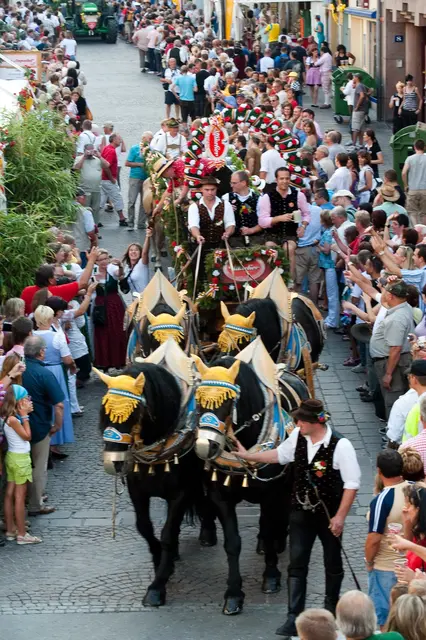 Jahrelang zog am Kirchtagssamstag auch immer die Pferdekutsche über den Hauptplatz. Vor allem für die Kleinsten war es immer beeindruckend, wenn die Pferde pausierten und man sie aus der Nähe anschauen durfte. (Foto aus dem Jahr 2009) | Foto: Archiv Villacher Kirchtag