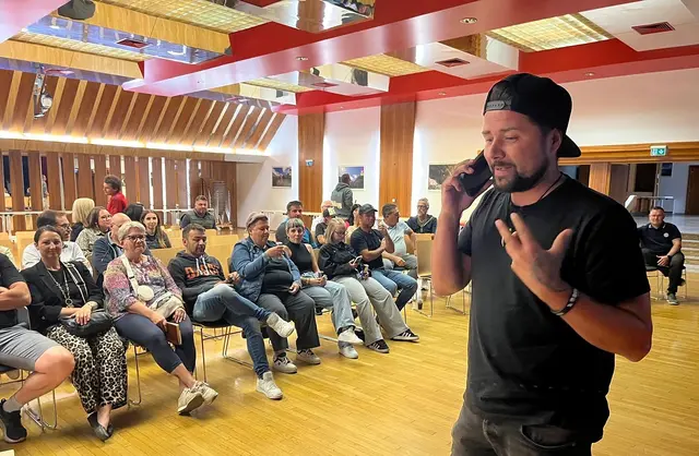 Alle Hände und Ohren voll zu tun: Robert Schweighofer und sein Red-Eagles-Team bereiten das Traumspiel in Imst vor. | Foto: ssz/Schweighofer