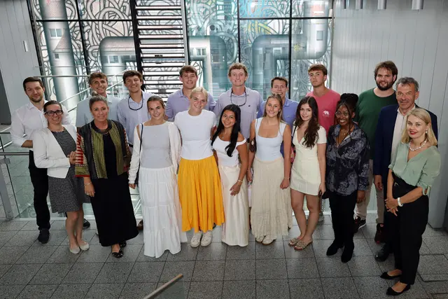 Die diesjährigen Teilnehmerinnen und Teilnehmer der UNO Summer School werden im Rathaus begrüßt. | Foto: M. Darmann