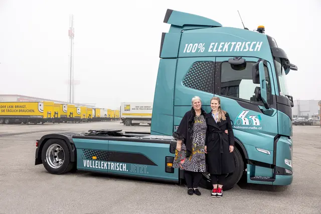 Der erste in Österreich ausgelieferte schwere Elektro-Lkw von Volvo Trucks ist seit 2023 unter der Flagge von hofmann &amp; neffe gmbh unterwegs. Am Bild: Elisabeth Andrieux, Geschäftsführerin von hofmann &amp; neffe gmbh und ihre Mutter Eva Danninger. | Foto: Volvo Group Austria GmbH