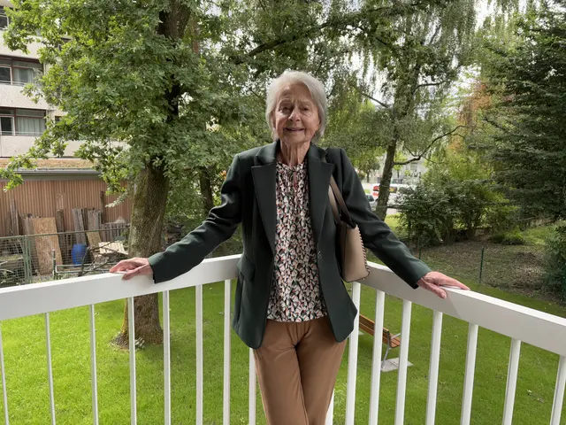 Heide Leitner auf ihrem neuen Balkon in der neuen Wohnanlage für SeniorInnen in der Schopperstraße in Itzling. Die 84-Jährige freut sich auf ihre neue Wohnung und die Möglichkeit, wenn sie Hilfe benötigt, dass eine Betreuung da ist. | Foto: Schrofner