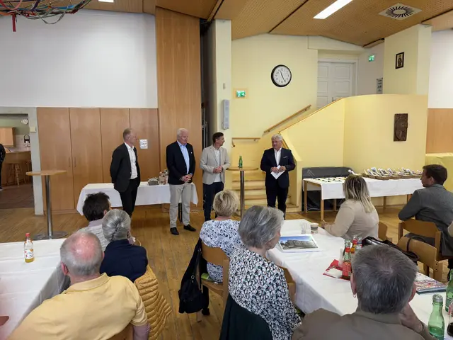 Im Antoniussaal in Itzling übergaben Michael König, Mitglied der Geschäftsleitung im Diakoniewerk, Florian Kreibich, Bürgermeister-Stv., Martin Zauner, Wohnbaulandesrat und Ferdinand Hochleitner, GF der gswb, offiziell die Schlüssel. | Foto: Schrofner