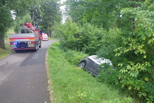 Recht glimpflich endete ein Pkw-Unfall in Eisenberg an der Raab: Der Pensionist blieb, nachdem er mit seinem Pkw von der Straße abgekommen ist, unverletzt. | Foto: Feuerwehr Jennersdorf/Kevin Kirschner