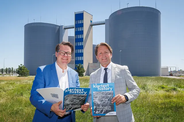 Jürgen Czernohorszky (SPÖ) und ebswien-Direktor Günther Schmalzer vor der Jubiläumsanlage.  | Foto: Houdek Photographie