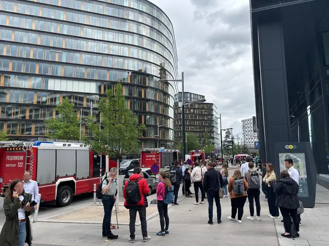 Das betroffene Bürogebäude wurde geräumt. In der Tiefgarage soll in einem Technikraum ein Brand ausgebrochen sein. | Foto: Sarah Marie Piskur/MeinBezirk