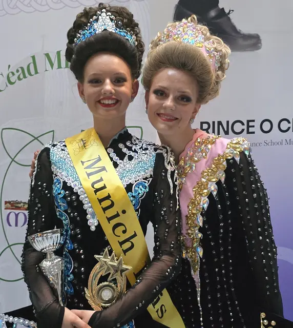 links die "Lightround" Gewinnern und Drittplatzierte in der Gesamtleistung Nele Leinweber und rechts Teamkollegin Laura Nest | Foto: O'Kelly Academy