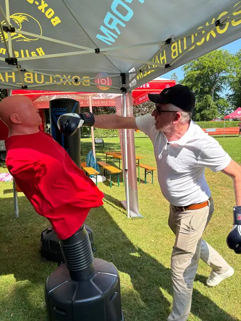 Der Halleiner Boxclub bot Schnuppertrainings an und vermittelte dabei neben Boxtechniken auch Werte wie Selbstbewusstsein, Teamgeist und Fairness.  | Foto: Tarik Asil