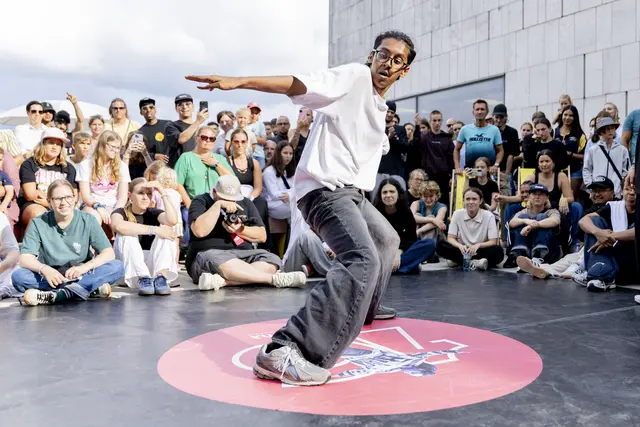 Das Next Generation Battle feiert seine fünfte Edition auf der Skulpturenterrasse des Museums der Moderne. Hier messen sich junge TänzerInnen im All Styles Battle in den Kategorien Kids und Teens vor internationalen JurorInnen. | Foto: Muriel Rieben