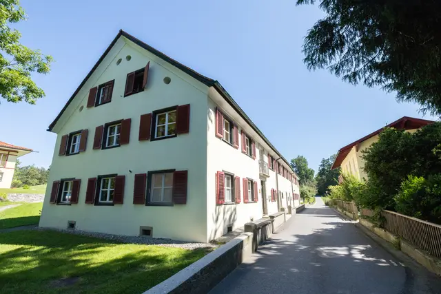 Buddhistisches Kloster Letzehof - keine Durchfahrt bis 14. August 2025 möglich. | Foto: Lukas Tiefenthaler