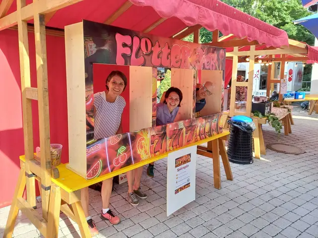 Spiel, Spaß und Kulinarik begleiteten die Festbesucher in Kirchberg beim Dorfplatz Festival 2025. Der Flotte 3er sorgte für viel Gelächter.  | Foto: Kaufmannschaft Kirchberg-Reith