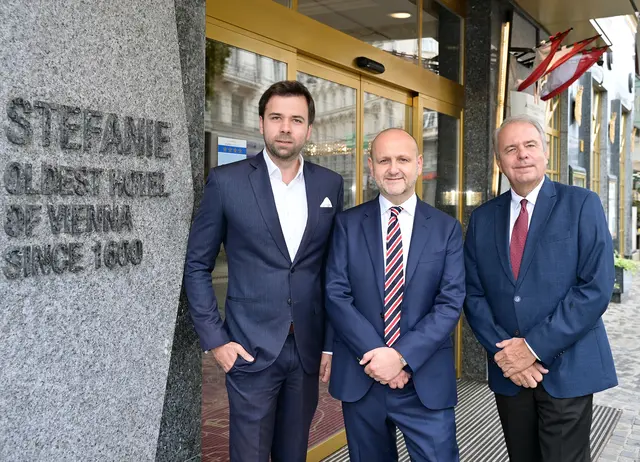 Alexander Schick, Norbert Kettner und Martin Schick vor dem Hotel Stefanie. | Foto: leisure communications/Christian Jobst