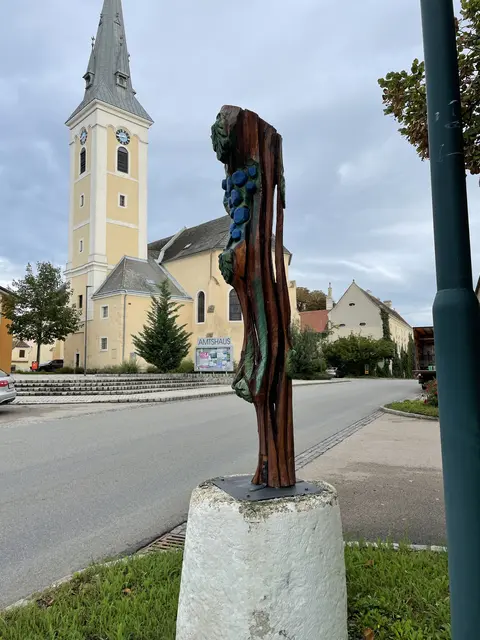 Mit Blick auf die Kirche in Haugsdorf. | Foto: Alexandra Goll