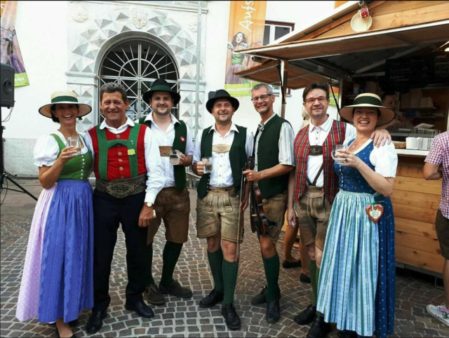 Schon viele Jahre vertreten: die Gruppe Knöpferlstreich – am Foto gemeinsam mit Musiklegende Franz Posch | Foto: Knöpferlstreich