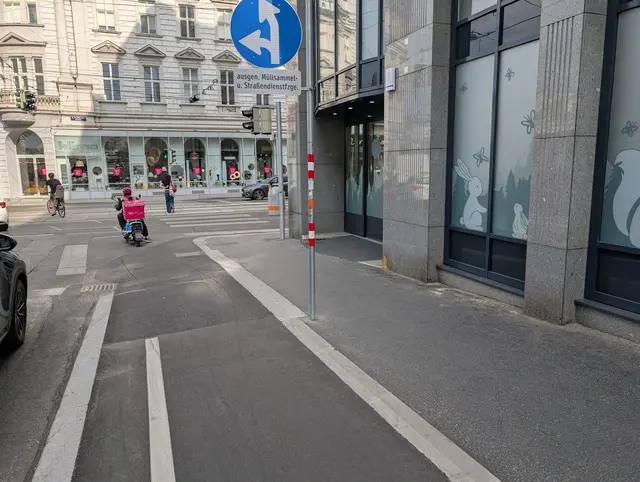 Kinder, welche das Kinderarztzentrum Fuchthallergasse verlassen, können von Radfahrern leicht übersehen werden. | Foto: Fabian Franz/MeinBezirk