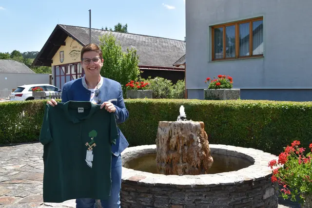 Bürgermeisterin Michaela Schneidhofer präsentiert das Hernstein-T-shirt. | Foto: Preineder