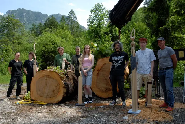 ÖBf-Betriebsleiter Laurenz Aschauer (3.v.l.), ÖBf-Revierleiter Egon Lind (4.v.l.) und Stefan Esterbauer von der HTL Hallstatt (re.) mit den Schülerinnen und Schülern bei der Stammübergabe. | Foto: HTL Hallstatt/M. Falkensteiner