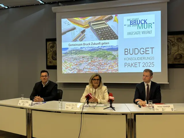 Pressekonferenz mit ernsten Gesichtern: Vize-Bürgermeister Raphael Pensl, Bürgermeisterin Susanne Kaltenegger und Finanz-Stadtrat Helmut Sommer. | Foto: Kern