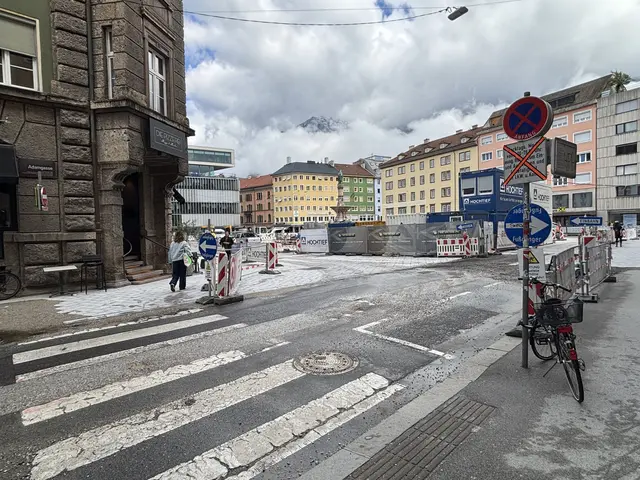 Fußgängerübergang und Einfahrt von der Adamgasse in den Bozner Platz.