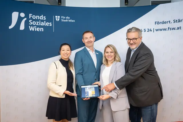 v.l.n.r.: Jing Hu (Gesundheitssprecherin Neos Wien), Michael Rosenberg (FSW-Geschäftsführer), Susanne Winkler (FSW-Geschäftsführerin), Sozialstadtrat Peter Hacker (SPÖ). | Foto: David Bohmann/Stadt Wien