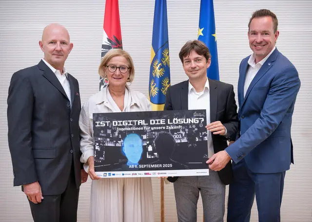 Claus Zeppelzauer (GF Haus der Digitalisierung), Landeshauptfrau Johanna Mikl-Leitner, Medienexperte Ferdinand Auhser, Lukas Reutterer (GF Haus der Digitalisierung). | Foto: NLK Khittl