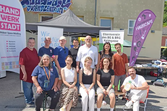v.l.n.r. sitzend: Vlasta Schantl (Hand.Werk.Stadt), Sandra Obermair (Elternverein Bachgasse), Theresa Obermair und Pauline Malle (Absolventinnen Bachgasse), Mehmed Alajbeg (GF Stadtbad Mödling &amp; Gemeinderat),
v.l.n.r. stehend: Günther Huber (Gemeinderat), Stefan Hupe (Hand.Werk.Stadt), Matthias Baldassari (BG/BRG Keimgasse), Saed Rahmanian (Elternverein Bachgasse), Stephan Schimanowa (Stadtrat), Nicole Dorten (Haus der Jugend), Thomas Gausterer (AKS). 
 | Foto: Stadtgemeinde Mödling