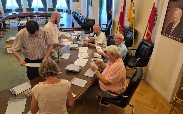 Die Auszählung der Befragungs-Stimmzettel erfolgte im Sitzungssaal des Tullner Rathauses. | Foto: Stadtgemeinde Tulln