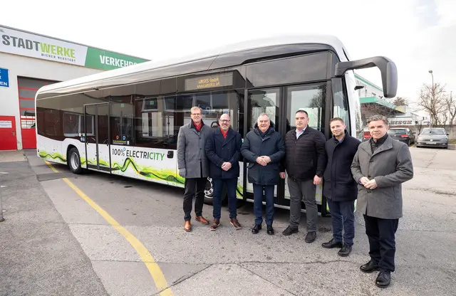 Einige Busse in der Stadt Wiener Neustadt fahren bereits elektrisch. Die Abfallwirtschaft setzt künftig auch im Stadtgebiet aufs E-Auto.  | Foto: Weller, Stadt WRN