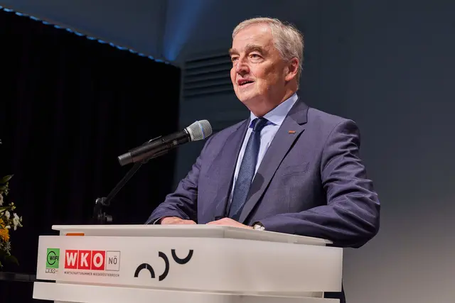 WKNÖ-Vizepräsident Christian Moser gratulierte den NDU-Absolventinnen und Absolventen. | Foto: Klaus Engelmayer