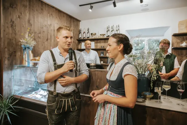 Johanna und Florian Lämmerer aus Irdning bieten hier ab sofort vielfältige Produkte vom eigenen Bauernhof, aber auch von weiteren regionalen Lieferanten an.  | Foto: Fotowerkstatt Irdning