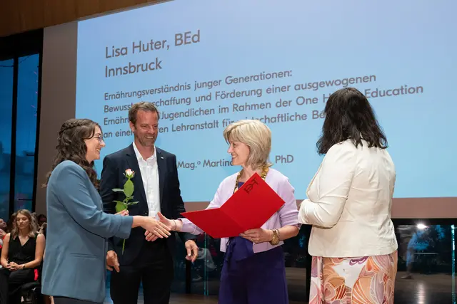 Rektorin Regine Mathies verlieh gemeinsam mit Vizerektor Gregor Örley und Vizerektorin Margit Raich die Bachelor- und Master-Urkunden an die Absolvent:innen. | Foto: PH Tirol/Martin Vandory