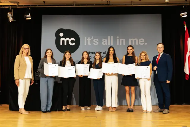Bei der Prämierung : Petra Frings aus der Studienberatung am IMC Krems und Zuständige für Schulkooperationen und der akademische Leiter des IMC Krems Martin Waiguny mit den Gewinnerinnen | Foto: IMC Krems
